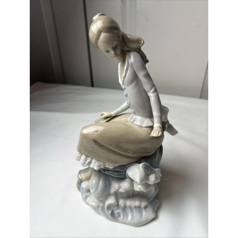 Vintage‎ Retired LLADRO Porcelain Figurine - Girl  & Hat - Sitting - Fish -w Box